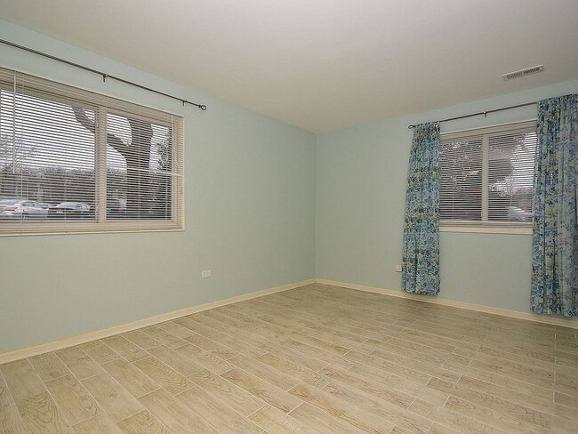 Building Photo - "Charming 2-Bedroom Oasis with 2 Full Bath...