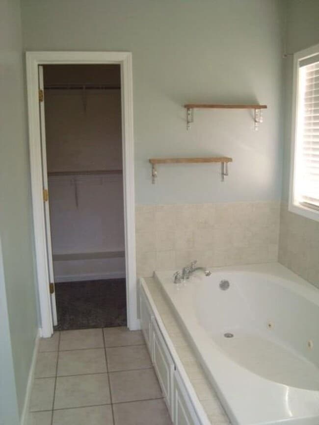 Building Photo - Ready to Rent!