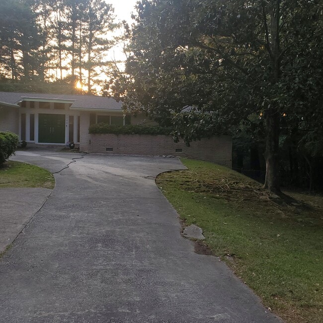 Primary Photo - 2540 Lake Capri Rd NW