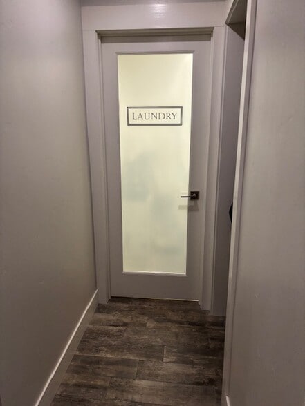 Building Photo - 121 Burgundy Cir