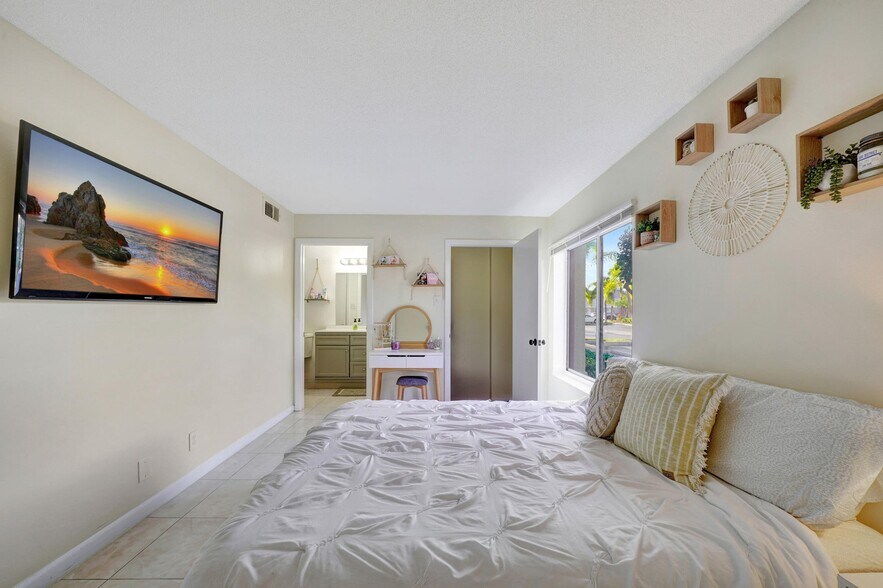 Building Photo - 815 W Boynton Beach Blvd