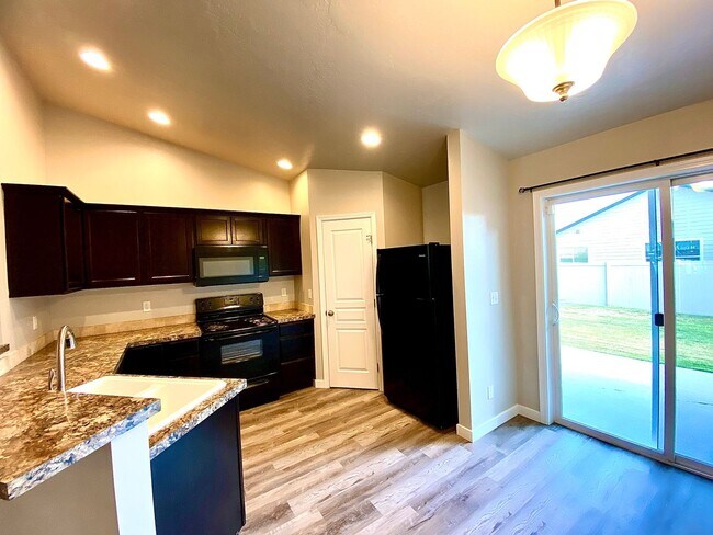 Building Photo - 4 Bedroom + Bonus with 2 baths available 8/22