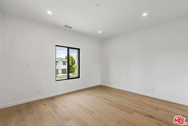 Building Photo - 824 N Orange Grove Ave