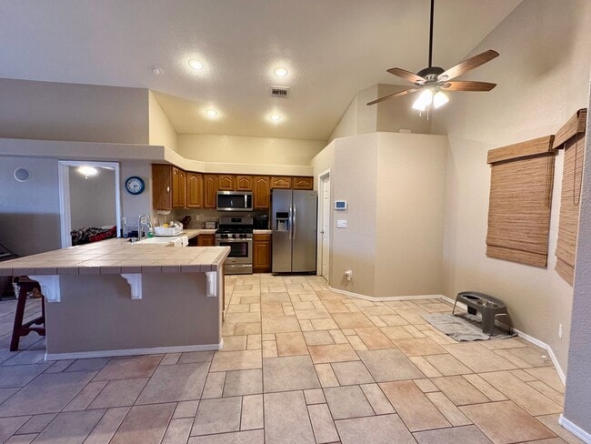 Building Photo - Don't miss this beutiful home with a  pool and mountain views