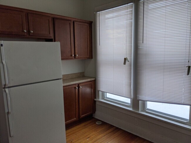 Building Photo - AVAILABLE NOW!  4-bedroom, 2-bath house across from Kinnick!