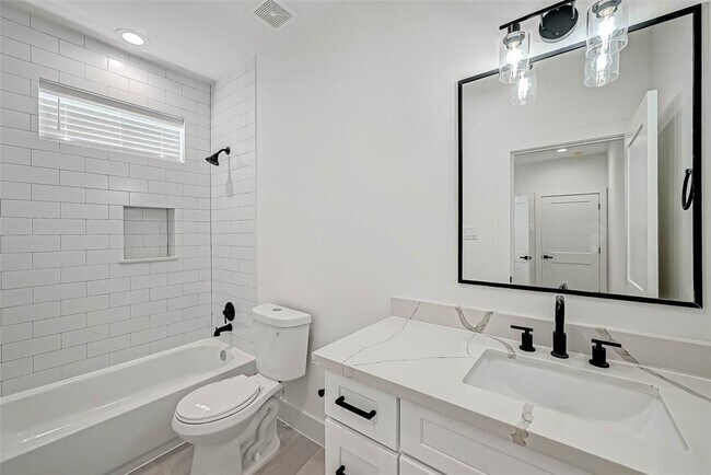 Building Photo - 3038 Live Oak St