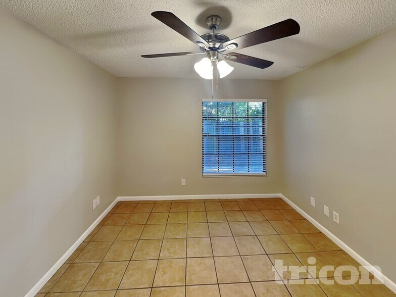 Building Photo - 835 Stonybrook Cir