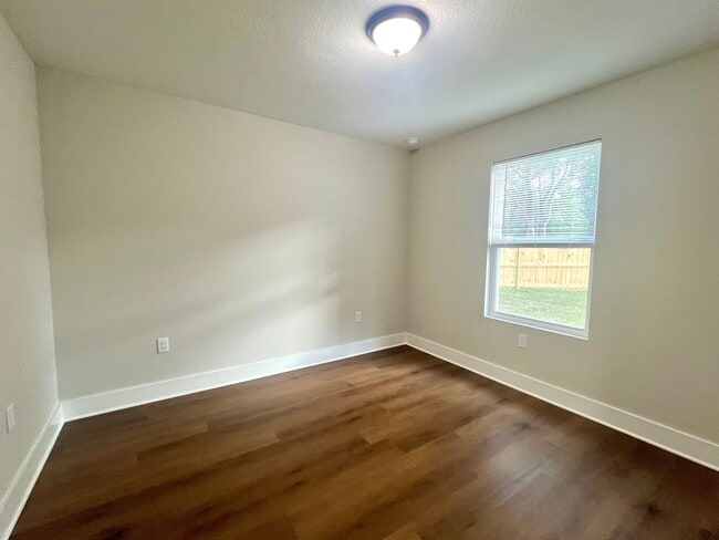 Building Photo - 4417 Oak Ln