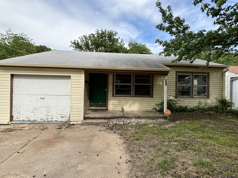 Primary Photo - 823 N Oswego Ave