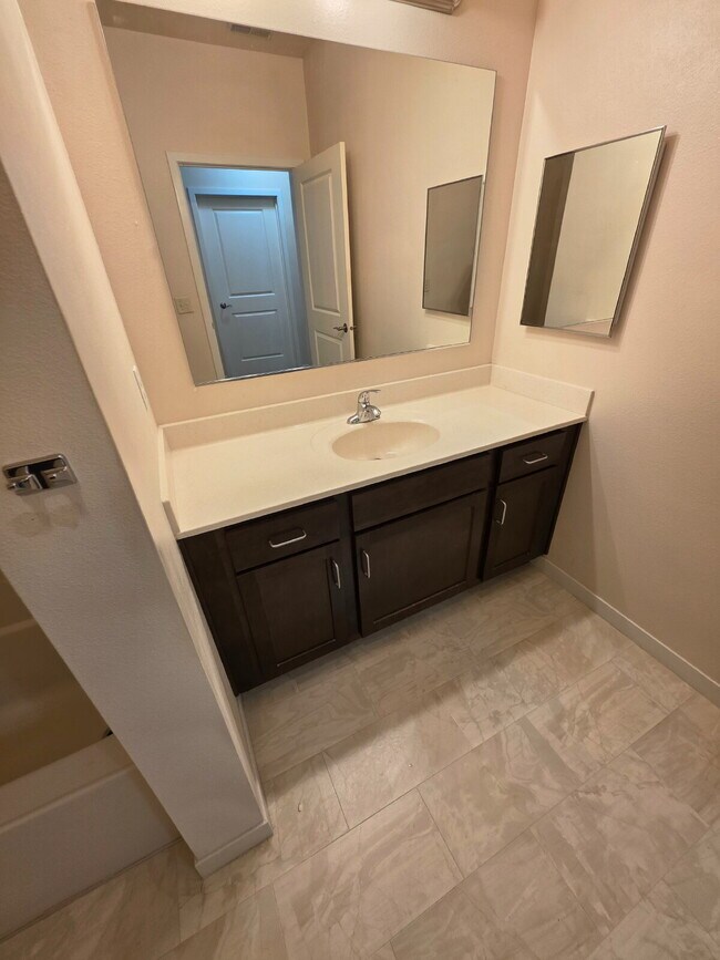 Building Photo - 2 Bedroom | 1 Bathroom 2nd Floor Apartment Available RIGHT NOW!