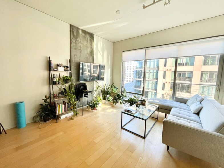 Building Photo - 1100 S Hope St