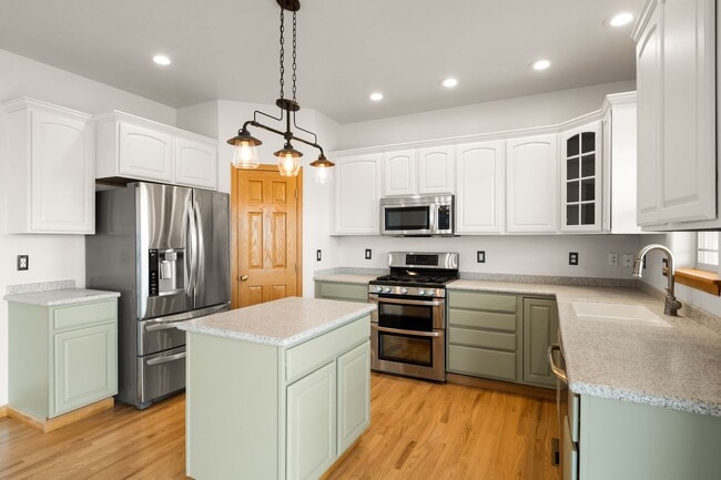 Building Photo - Executive 3-Bed Ranch Main Level - Private...