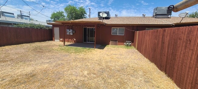 Building Photo - 2 Bed 1 Bath apartment