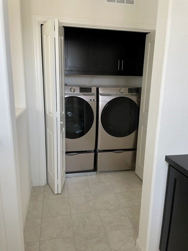 Building Photo - Beautiful 3 Bedroom, 2 Bath, in River Island Community