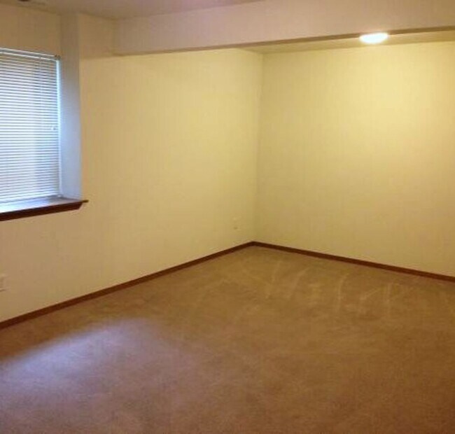 Building Photo - RENT SPECIAL! $1,000 OFF FIRST MONTH'S RENT!