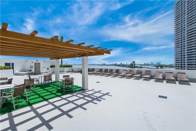 Building Photo - 1750 N Bayshore Dr