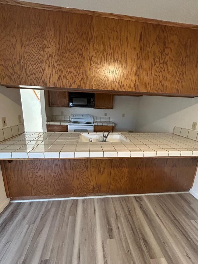 Building Photo - 2250 Scarborough Dr