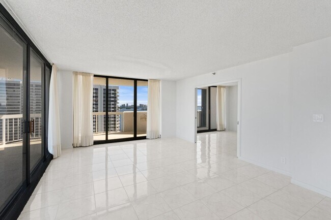 Building Photo - 123 Lakeshore Dr