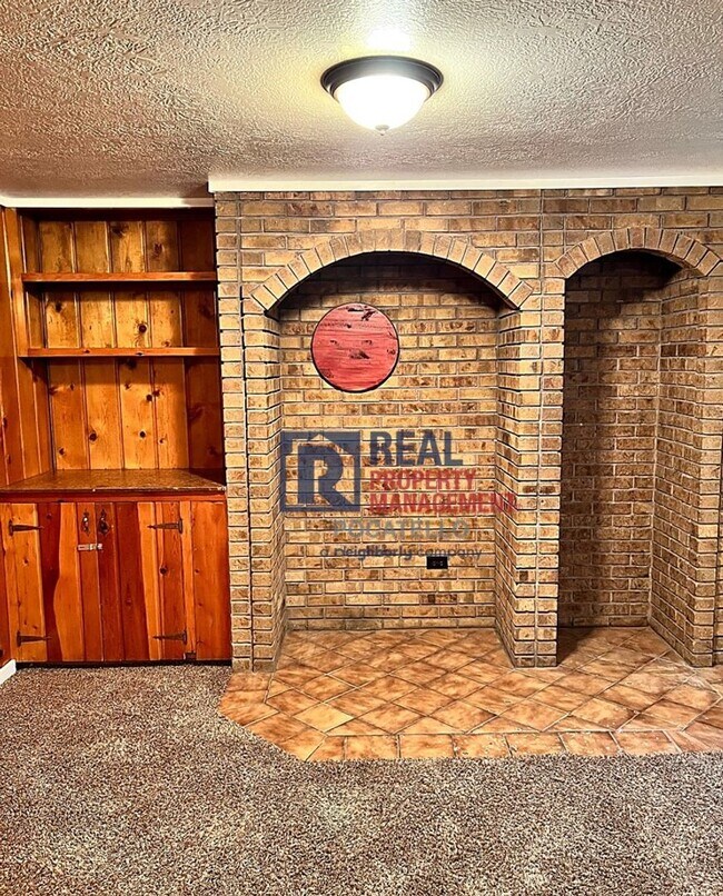 Building Photo - 4 bedroom 2 bath - 1 Car Detached Garage - Small dog negotiable