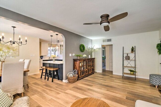 Building Photo - 4 Bed, 3 Bath, stunning home, located in t...