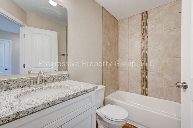 Building Photo - Live in Style! 3-Bed Northgate Villa w/ Vi...