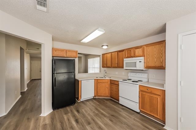 Building Photo - 10836 Deauville Cir N