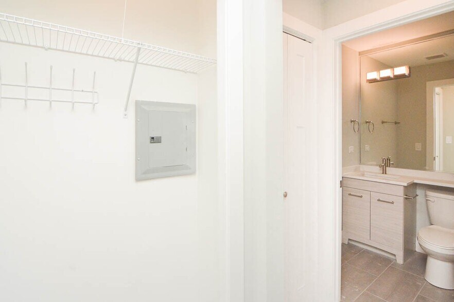 Building Photo - 450 W Barry Ave