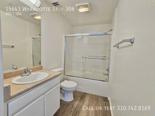 Building Photo - 15643 Wyandotte St