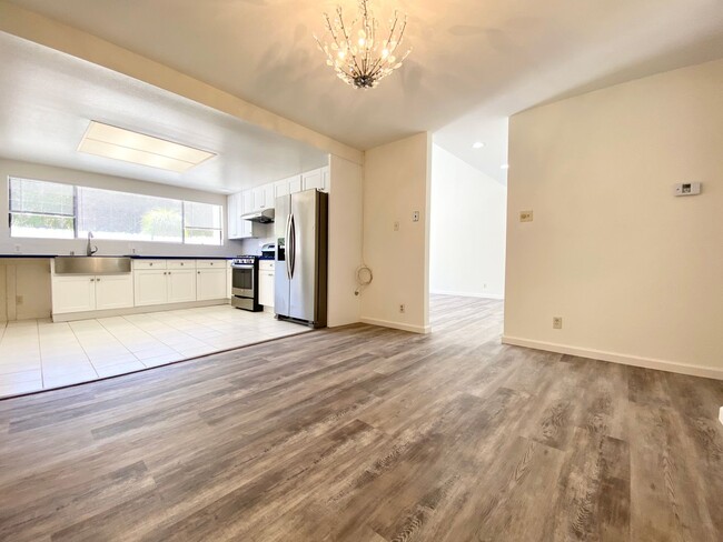 Building Photo - *Spacious updated townhouse in Monterey pa...