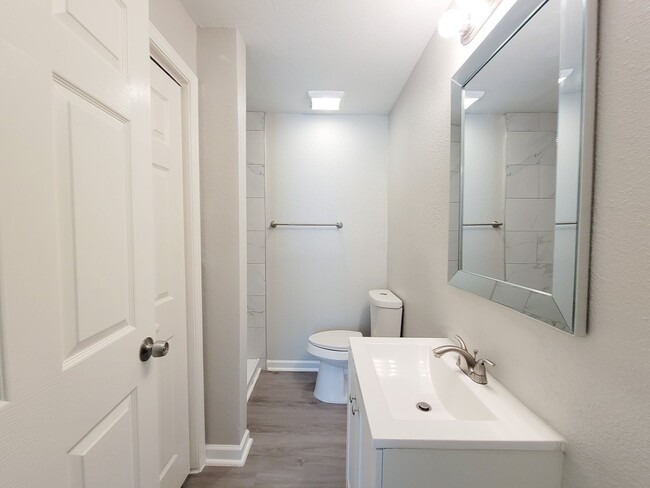 Building Photo - RECENTLY REMODELED 4 BEDROOM 2 BATH LEASE HOME WITH ALL THE UPGRADES.  CHECK THIS OUT.  WON'T LAS...