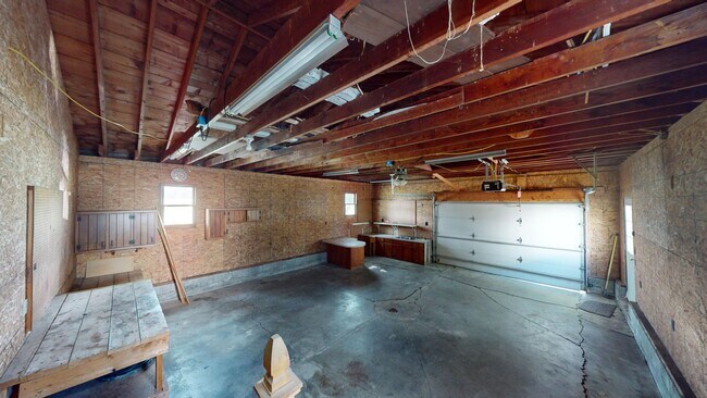 Building Photo - Country living in South Central! 3 bed/3 baths and large garage