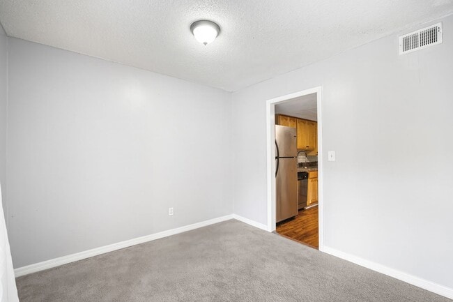 Building Photo - Affordable 3/2 in the Heart of Town And Co...