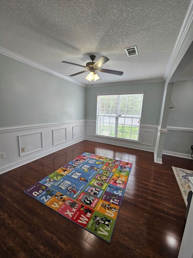 Building Photo - Spacious 5-Bedroom, 3-Bathroom Home for Re...