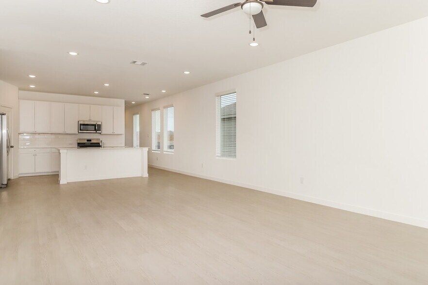 Building Photo - 15554 Crescent Pne