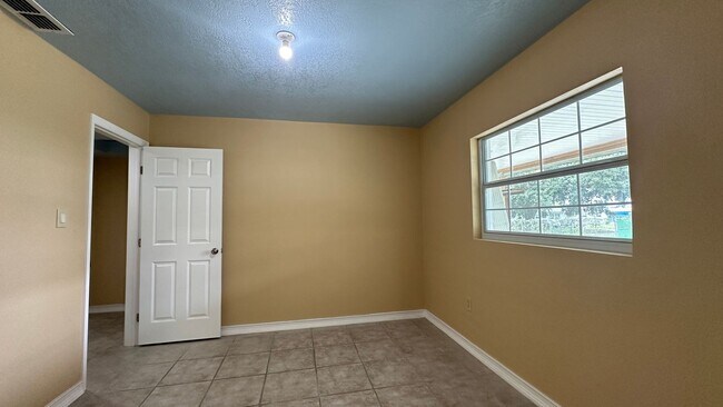 Building Photo - 261 W Caldwell St