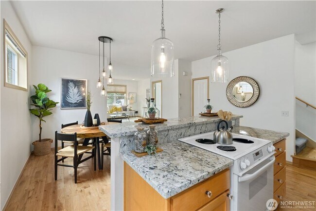 Building Photo - Spacious 3bd/3ba Townhouse