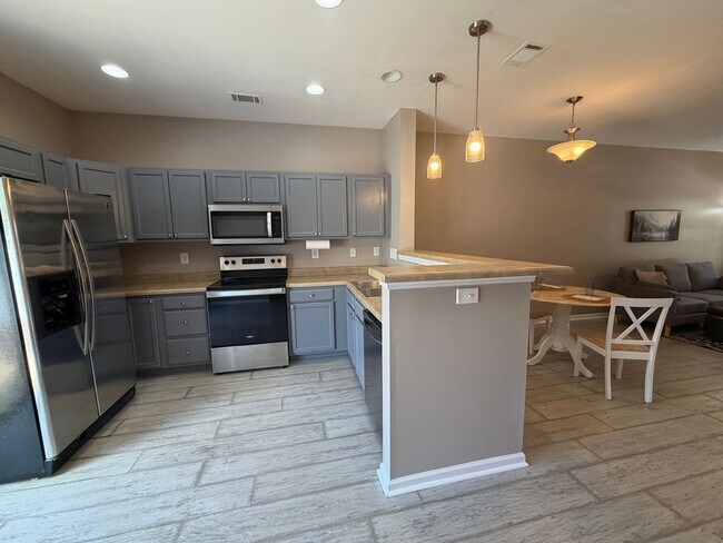 Building Photo - 422 Delta Dr