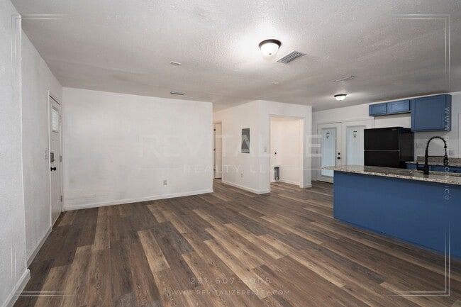 Building Photo - Fully Renovated 3/2 in West Mobile!