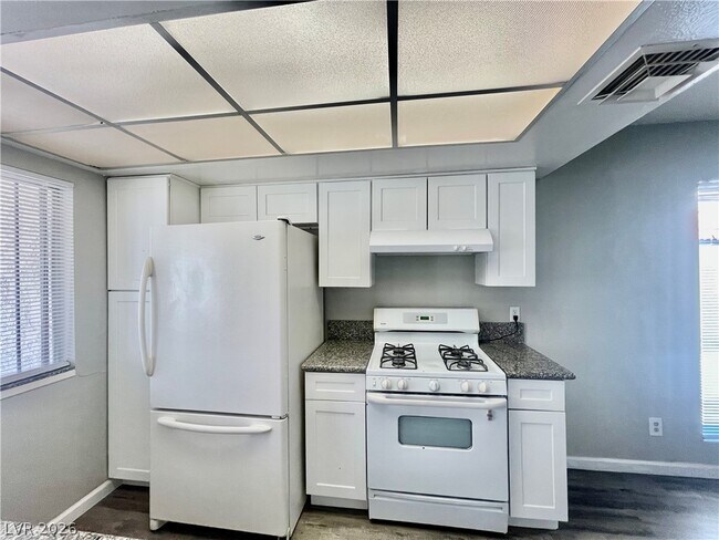 Building Photo - 1405 Vegas Valley Dr