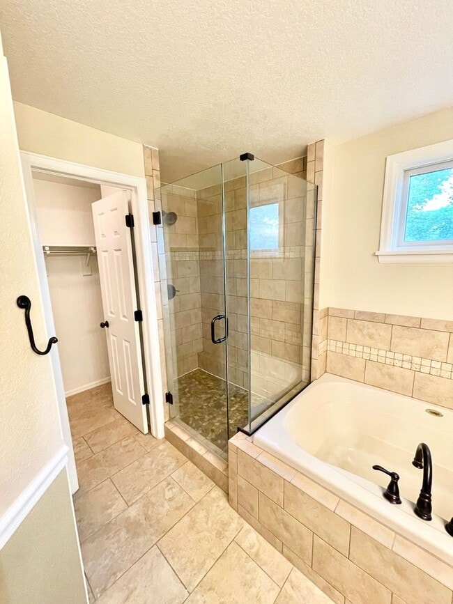 Building Photo - Large Clean Home in Aurora