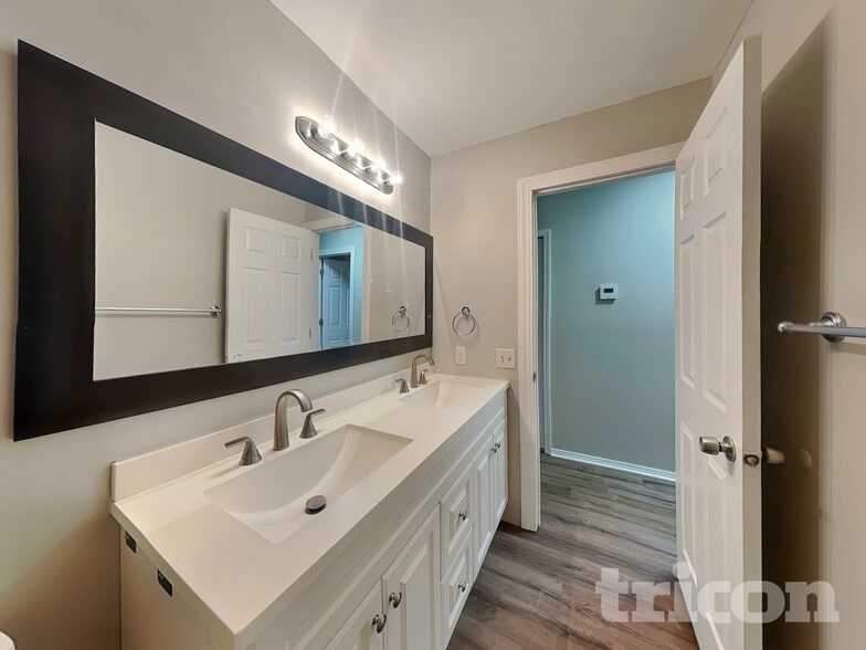 Building Photo - 6865 Buckingham Rd