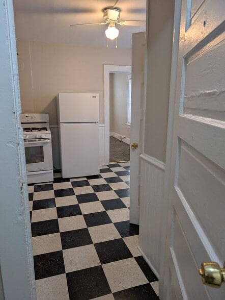 Building Photo - 553 Penora St