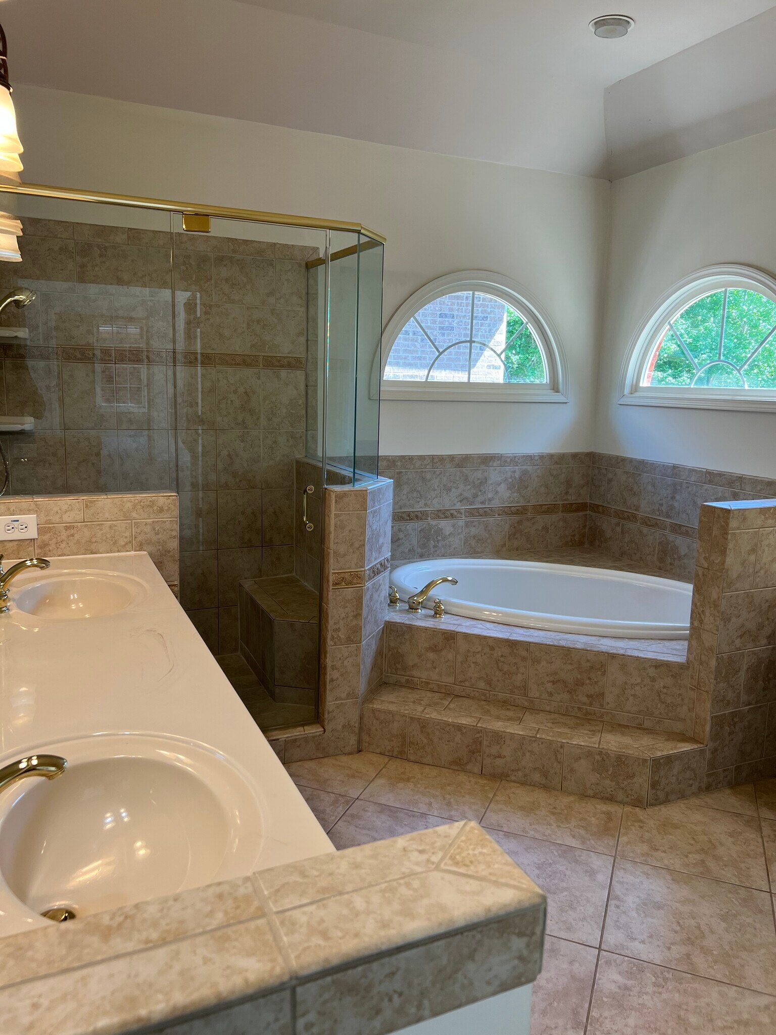 Master bathroom - 440 Wembley Cir