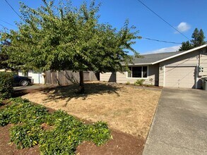 Building Photo - 2 bedroom in River Road Area