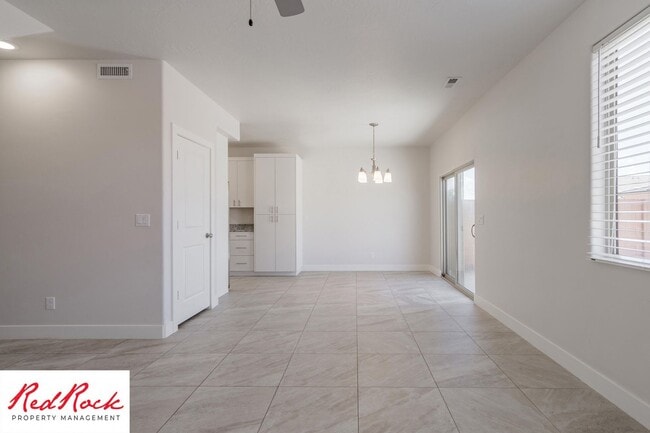 Building Photo - Pet friendly 3 Bedroom Townhome in Washington!