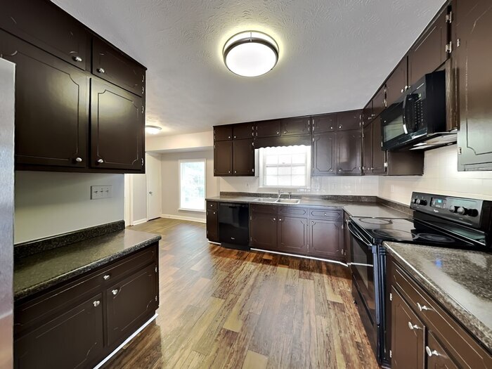 Building Photo - 3994 Pinehurst Valley Dr