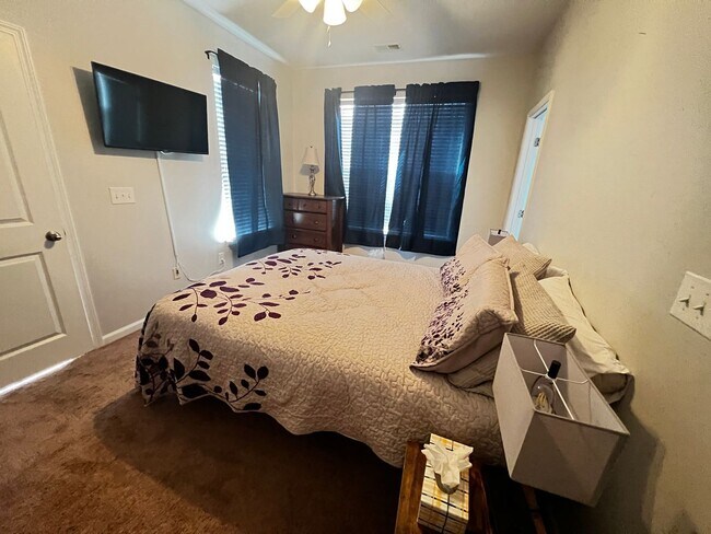 Building Photo - Beautiful 4 Bedroom, 3.5 Bath, Town Home at Tuscany is Available Now!