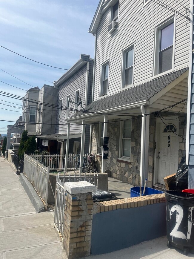 Building Photo - 630 37th St