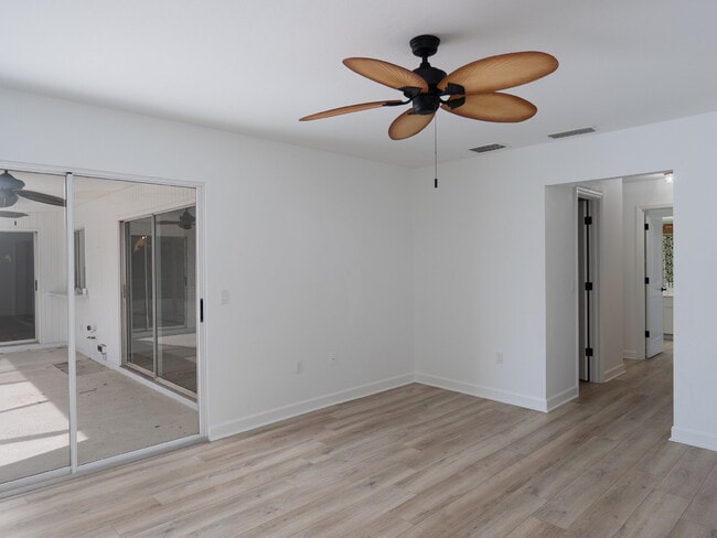 Building Photo - "Spacious 3-Bedroom Pool Home with 2 Baths & 2,075 Sq. Ft. of Comfort in Venice, FL!"