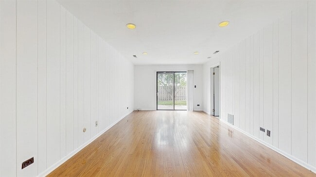 Building Photo - 211 Skokie Blvd